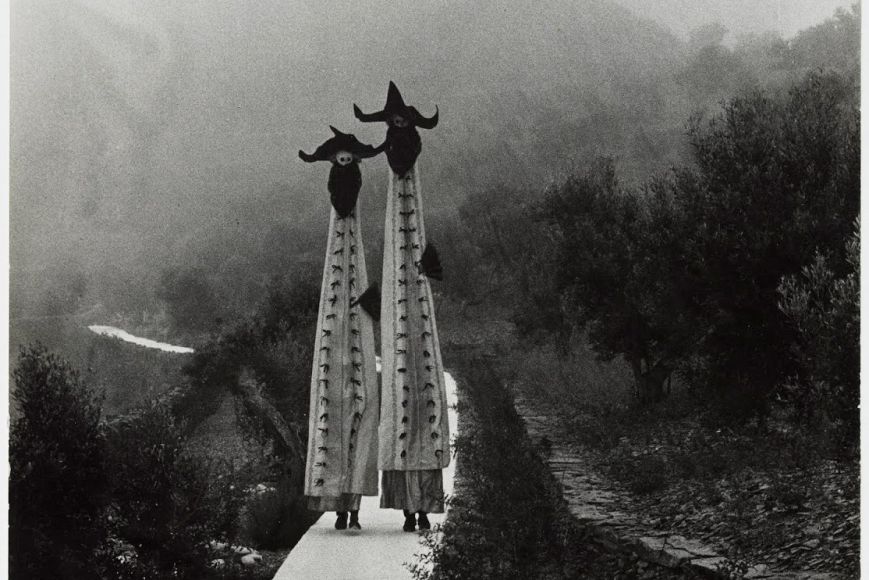 Oriol Maspons/Julio Ubiña, Desfilada dels gegants a la Via Làctia de la casa de Portlligat, 1960Ç | © O. Maspons/ Fundació Gala-Salvador Dalí, Figueres, 2020