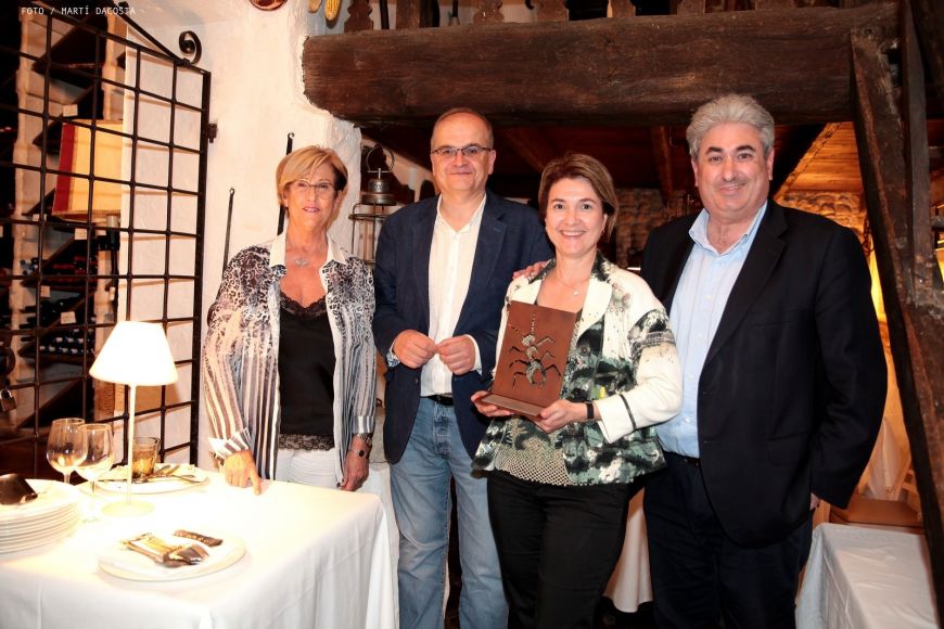La família de Lluís Duran i el president dels Amics, Carles Ayats,amb el record de l'homenatge. Foto Martí Dacosta