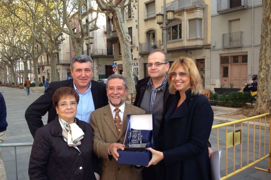 Alguns dels membres de la Junta amb l'alcadessa, mostrant el premi