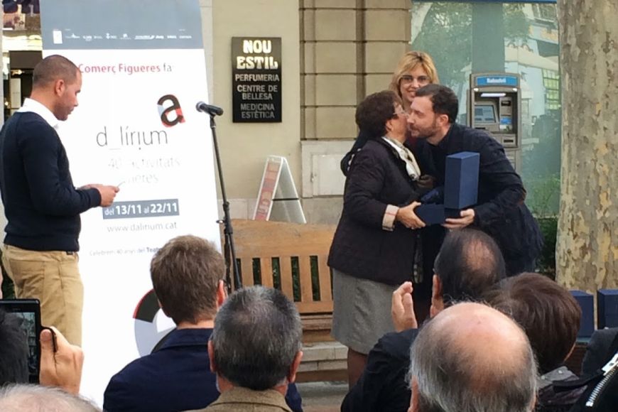 La Sra. Puig recollint el premi de mans de Jordi Rotllan, president de Comerç Figueres.