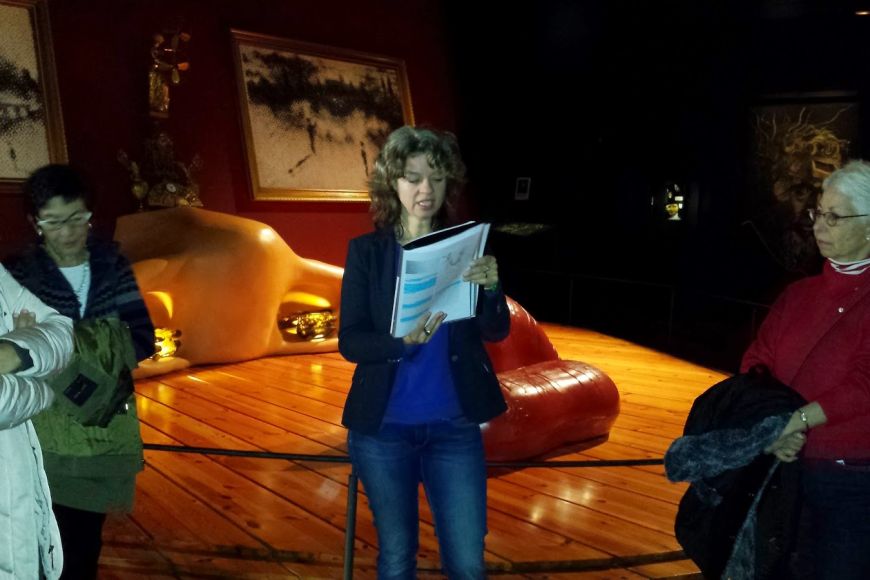 El mestre Dalí va voler que els seu Teatre-Museu albergués aquesta instal·lació, que anomenà sala Mae West, i que va realitzar conjuntament amb Òscar Tusquets. El mestre Dalí va voler que els seu Teatre-Museu albergués aquesta instal·lació, que anomenà sala Mae West, i que va realitzar conjuntament amb Òscar Tusquets.