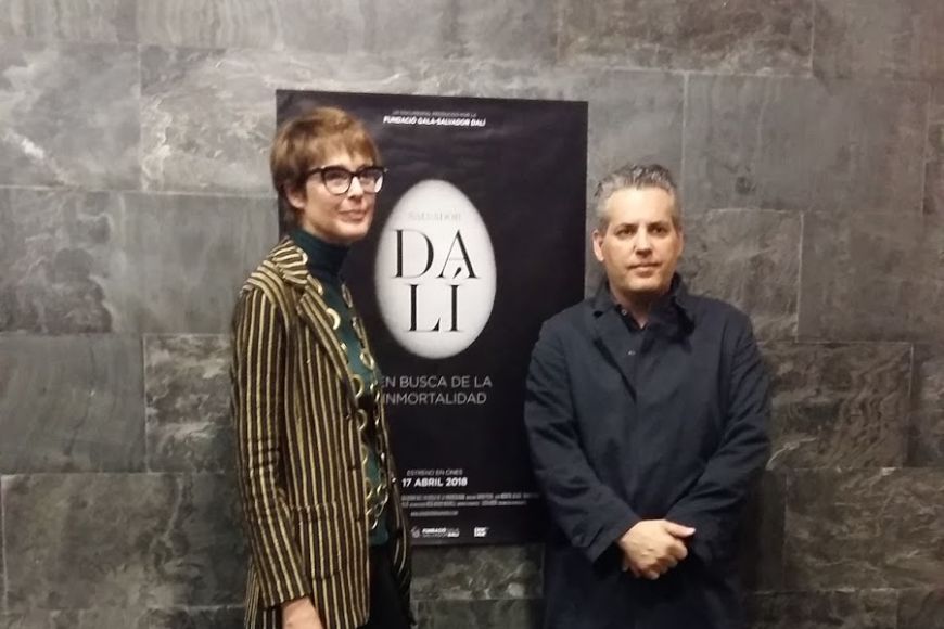 Montse Aguer i David Pujol davant del cartell del documental
