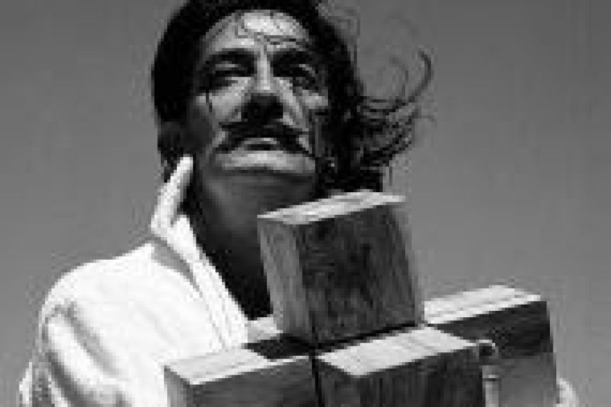 Salvador Dalí i la creu hipercubicus, Portlligat, Cadaqués, sense data © Francesc Català Roca
