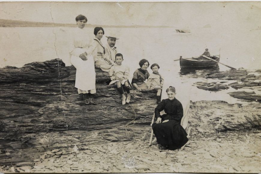 La família Dalí a Cadaqués: una assistenta, la Mare i el pare de l'artista, Salvador, la Tia Caterina, Anna Maria i l'àvia Anna, c. 1910 © Fundació Gala - Salvador Dalí La família Dalí a Cadaqués: una assistenta, la Mare i el pare de l'artista, Salvador, la Tia Caterina, Anna Maria i l'àvia Anna, c. 1910 © Fundació Gala - Salvador Dalí