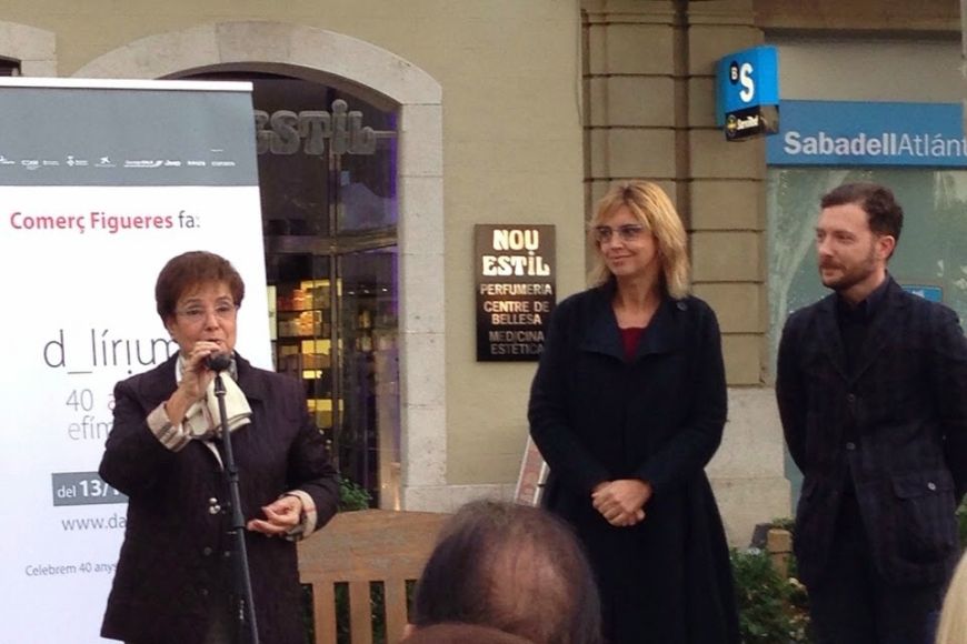 La Sra. Pilar Puig, vicepresidenta de l'Associació agraÏnt el premi La Sra. Pilar Puig, vicepresidenta de l'Associació agraÏnt el premi