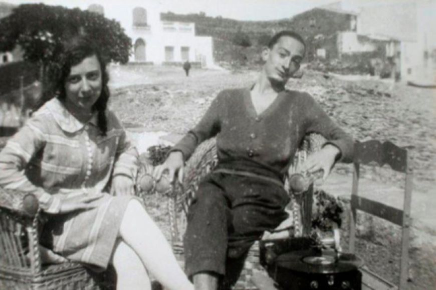 Els germans Anna Maria i Salvador Dalí a Cadaqués.
