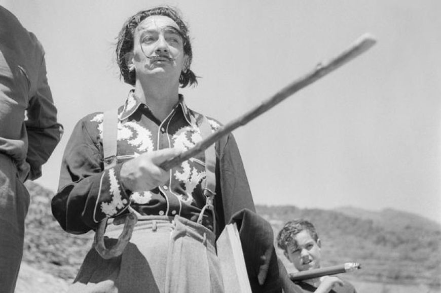 Joan Figueras darrere Salvador Dalí. Foto de Francesc Català-Roca (COAC Dalí)