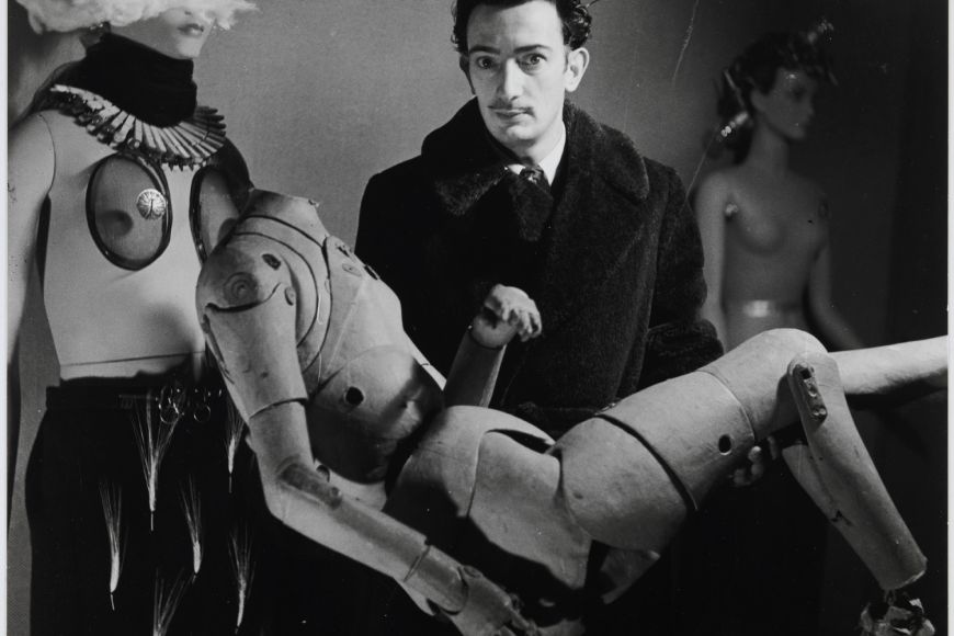 Denise Bellon. Salvador Dalí i el seu maniquí a l’Exposition Internationale du Surréalisme, París, 1938.© Les Films de l’Équinoxe - fonds photographique Denise Bellon.