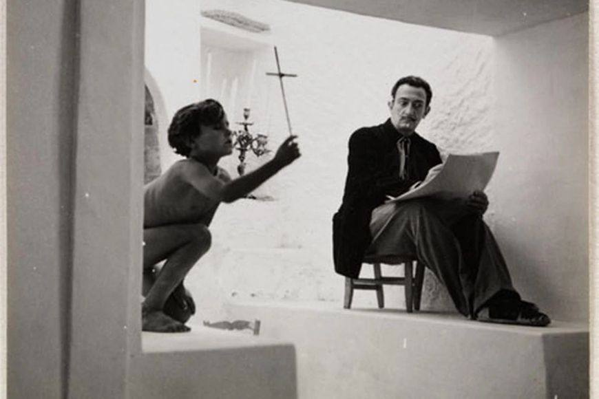 Joan Figueras va actuar com a model de Dalí, el 1951, a Portlligat, en una foto d'André Ostier-Heil.Drets de la imatge Fundació Gala - Salvador Dalí, 2020