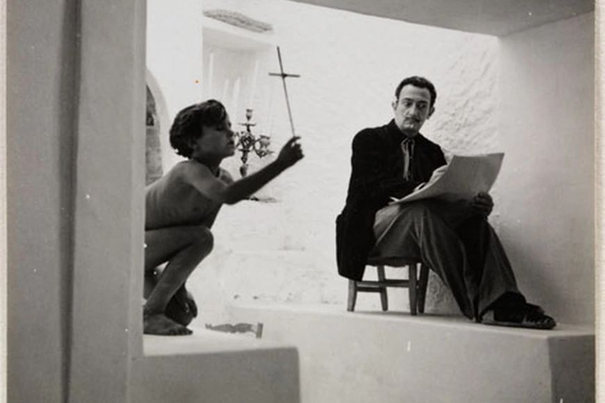 Joan Figueras va actuar com a model de Dalí, el 1951, a Portlligat, en una foto d'André Ostier-Heil.Drets de la imatge Fundació Gala - Salvador Dalí, 2020 Joan Figueras va actuar com a model de Dalí, el 1951, a Portlligat, en una foto d'André Ostier-Heil.Drets de la imatge Fundació Gala - Salvador Dalí, 2020
