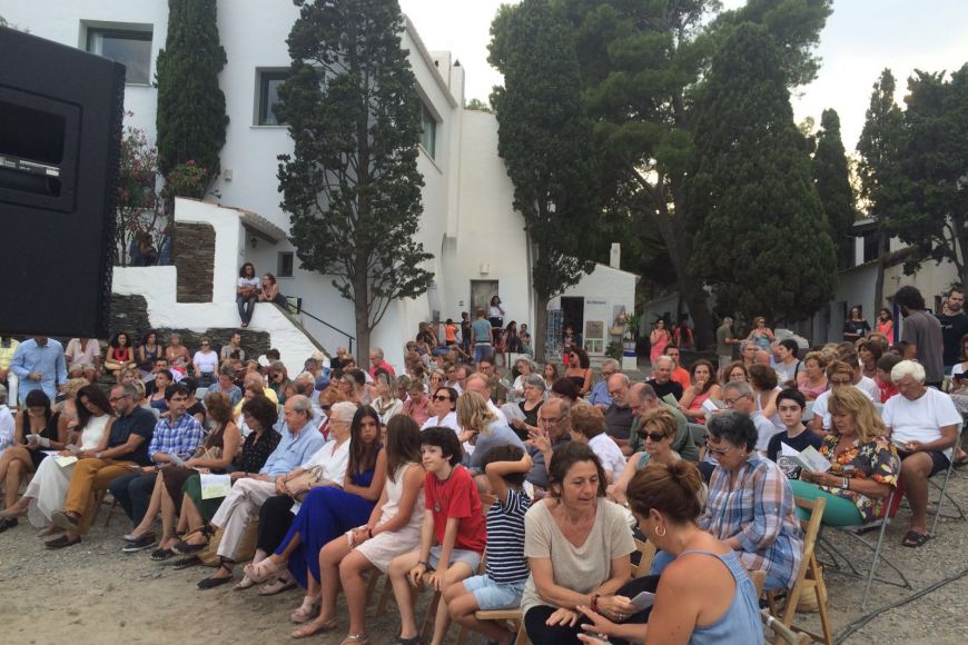 Els familiars d'Antoni Pitxot varen presenciar el concert davant la casa de Salvador Dalí. Foto Júlia Cebrià