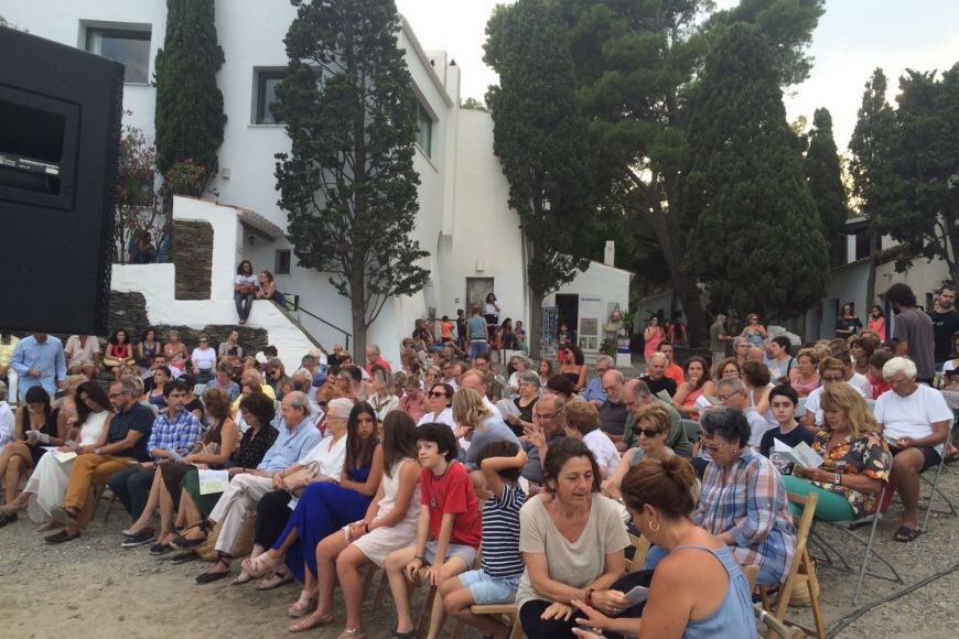 Els familiars d'Antoni Pitxot varen presenciar el concert davant la casa de Salvador Dalí. Foto Júlia Cebrià Els familiars d'Antoni Pitxot varen presenciar el concert davant la casa de Salvador Dalí. Foto Júlia Cebrià