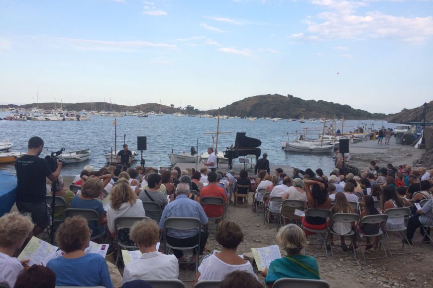 El concert es va fer a la platja de Portlligat. Fotografia de Júlia Cebrià El concert es va fer a la platja de Portlligat. Fotografia de Júlia Cebrià