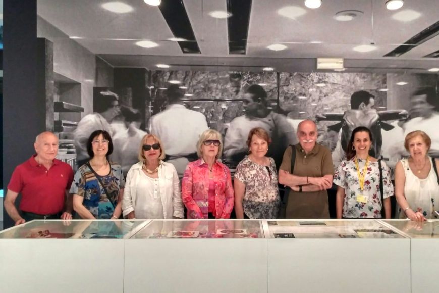 Els Amics amb l'Anna García, en un moment de la visita a l'exposició
