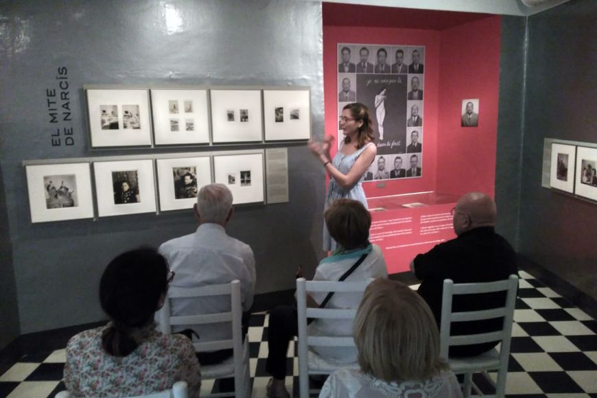 Moment de la visita a la mostra fotográfica de Púbol amb les explicacions de Bea Crespo