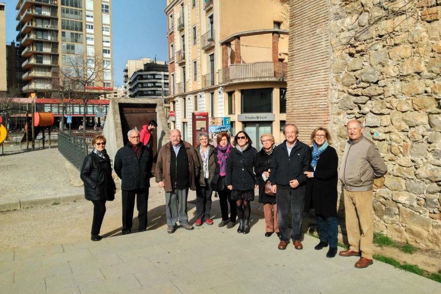 Els Amics dels Museus Dalí davant la porta del refugi antiaeri del Jardí de la Infancia.