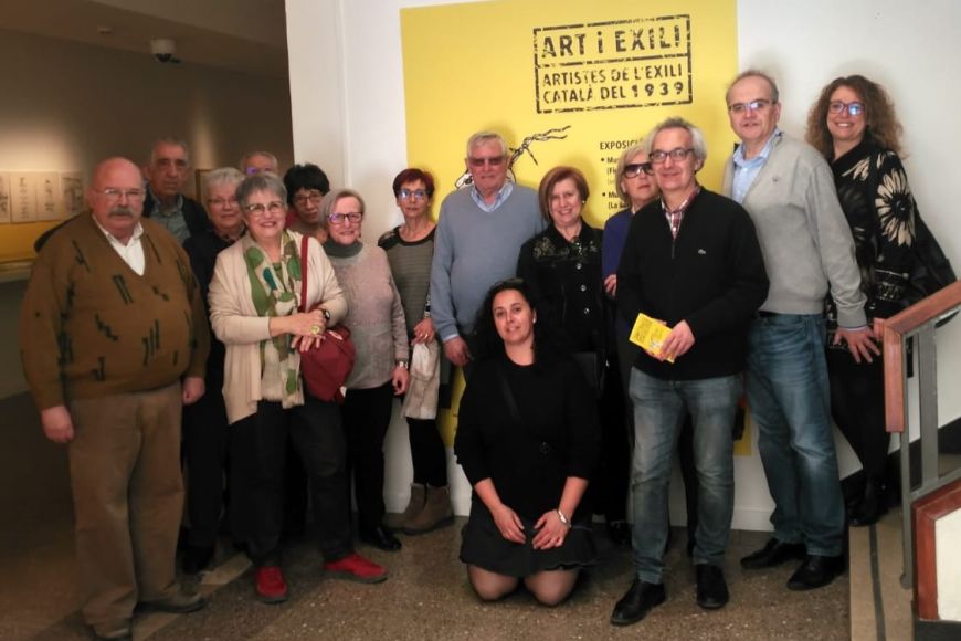 Foto de grup dels Amics dels Museus Dalí amb Enric Pujol just abans de començar de visita guiada Foto de grup dels Amics dels Museus Dalí amb Enric Pujol just abans de començar de visita guiada
