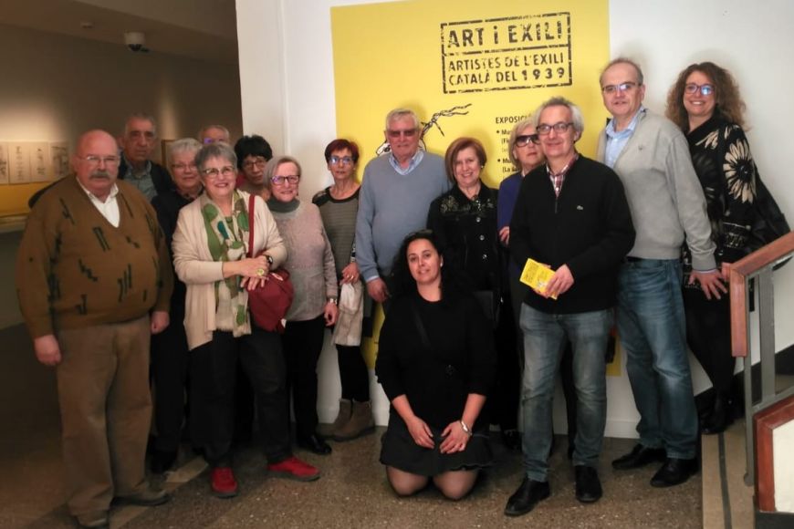 Foto de grup dels Amics dels Museus Dalí amb Enric Pujol just abans de començar de visita guiada