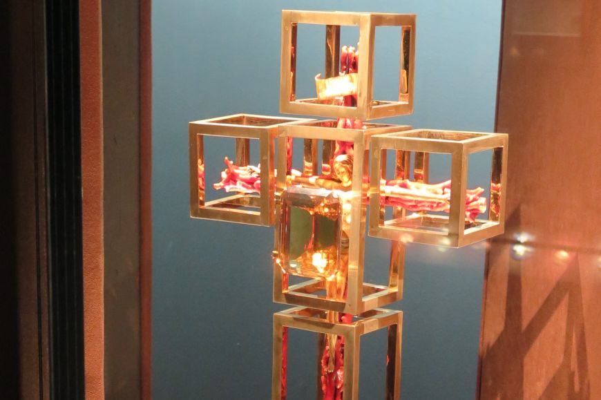 La creu de l'àngel, 1960. 71,7 x 40,2 x 42,6 cmOr, oli, ambre líquid, citrí, diamants, platí, corall, topazi,lapislàtzuli sobre una base de sulfur de ferro, i motor La creu de l'àngel, 1960. 71,7 x 40,2 x 42,6 cmOr, oli, ambre líquid, citrí, diamants, platí, corall, topazi,lapislàtzuli sobre una base de sulfur de ferro, i motor