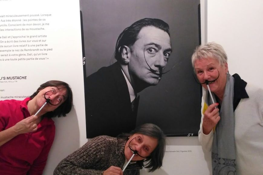 Tres de les participants a la Visitaamb els bigotis característics de Dalí Tres de les participants a la Visitaamb els bigotis característics de Dalí
