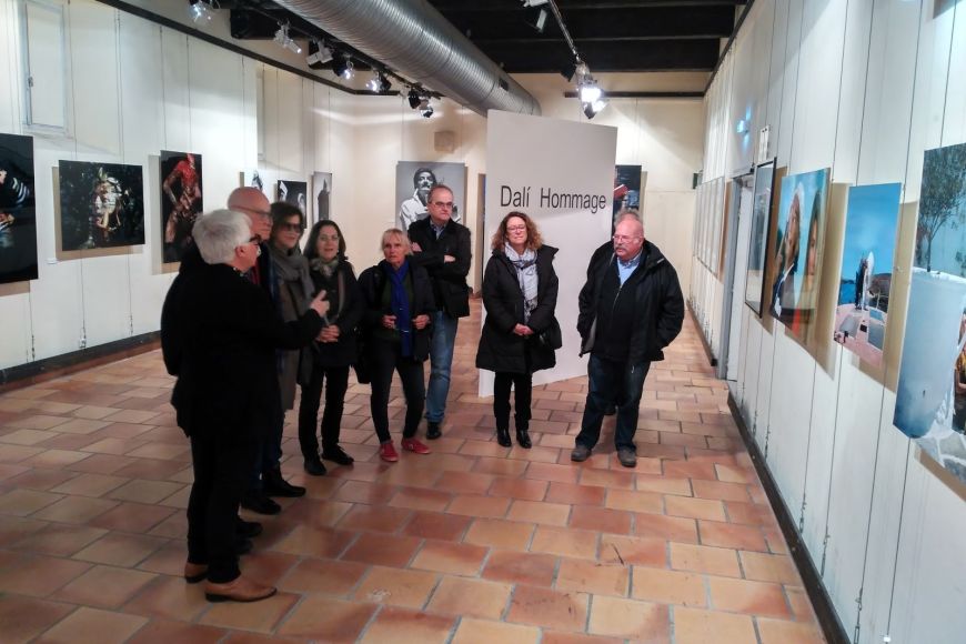Un grup d'Amics atents a l'explicació de Jean Casagran a l'Espai Dalí del convent dels Mínims