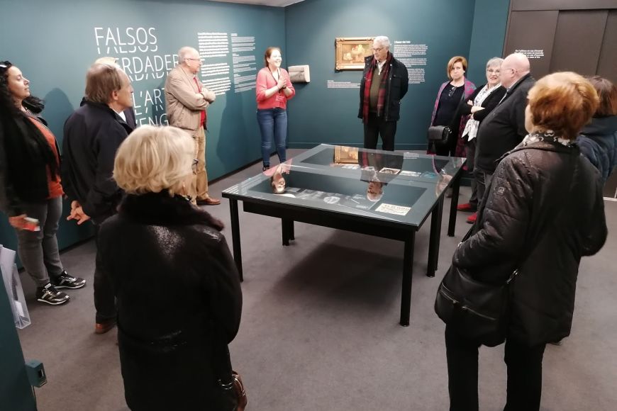 Els socis durant la visita a 'Falsos Verdaders. L'art de l'engany'. Els socis durant la visita a 'Falsos Verdaders. L'art de l'engany'.