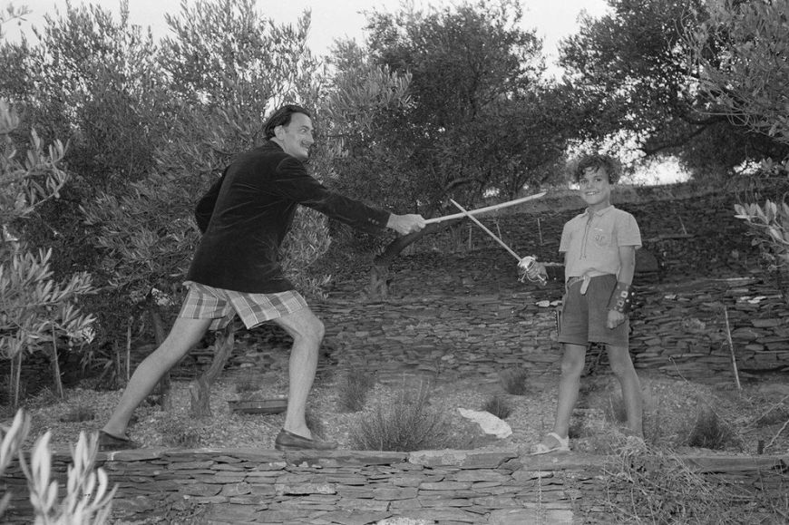 Dalí i Joan juguen a espadatxí a l'oliverar de Portlligat, 1951, en una imatge de Ricard Sans. Drets de la imatge Fundació Gala - Salvador Dalí, 2020