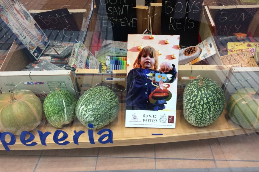 Un altre dels treballs als aparadors de Comerç Figueres