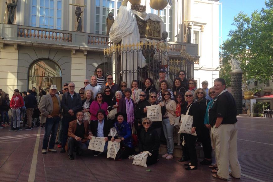 Els integrants de The Guild davant el Teatre-Museu de Figueres aquest dilluns dia 2 de maig de 2016