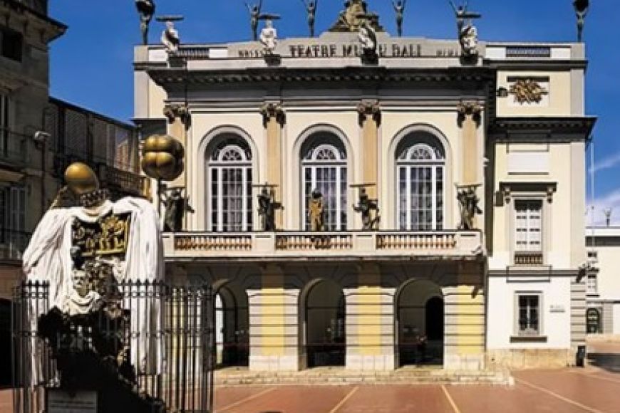 Les sardanes tornaran a la plaça Gala - Salvador Dalí Les sardanes tornaran a la plaça Gala - Salvador Dalí