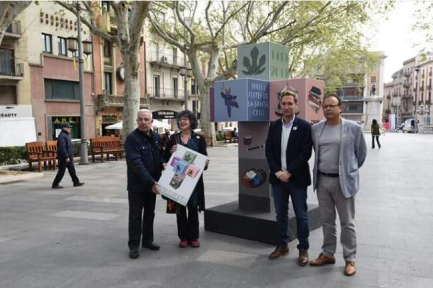 Yvonne Heinert acompanyada per l'alcalde Masquef i els regidors Josep Buixó i Quim Felip en un moment de la presentación del cartell