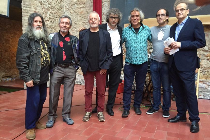 Jordi Batiste, tercer per l'esquerra, va tancar l'acte amb dues peces de Máquina!. Foto Tramuntana.tv Jordi Batiste, tercer per l'esquerra, va tancar l'acte amb dues peces de Máquina!. Foto Tramuntana.tv