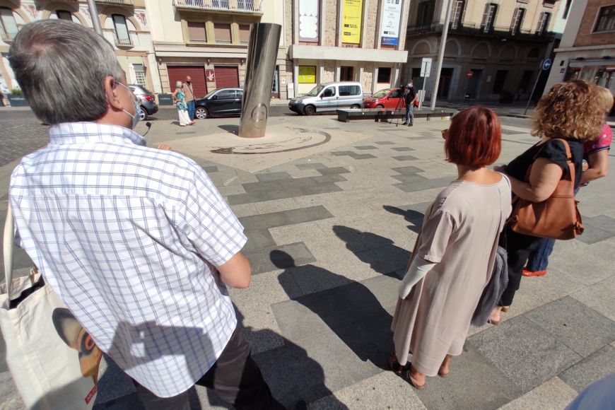 Els visitants davant l'obra Retrat de Dalí de Xavier Medina-Campeny a la Rambla, 2020 Els visitants davant l'obra Retrat de Dalí de Xavier Medina-Campeny a la Rambla, 2020