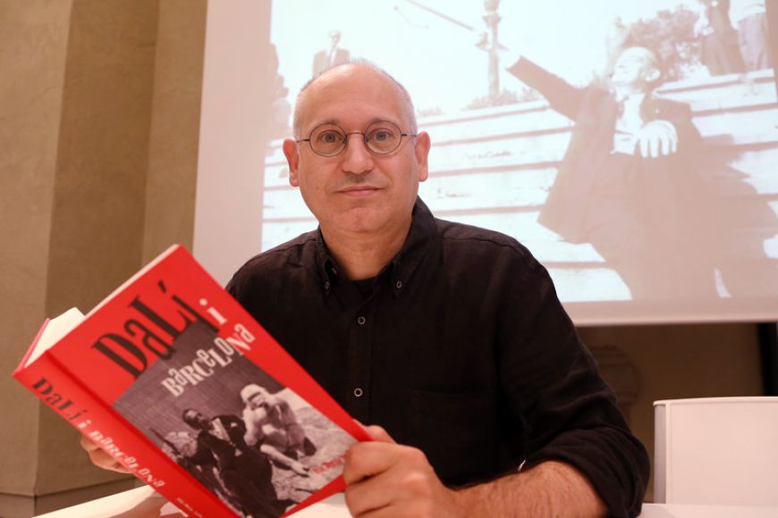 Ricard Mas amb el llibre. Foto: Andreu Puig