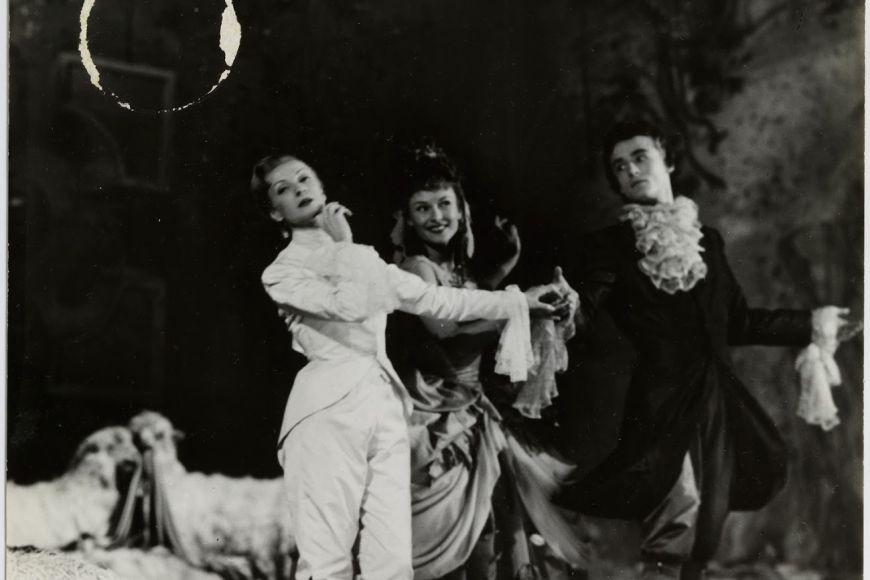 Orlando, interpretat per Vittorio Gassman, alcostat de Rosalinda, disfressada de Ganimede. FGSD Orlando, interpretat per Vittorio Gassman, alcostat de Rosalinda, disfressada de Ganimede. FGSD