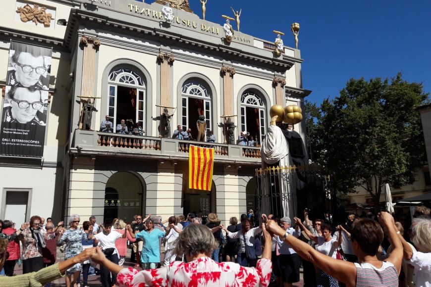 Les sardanes varen tornar a la Plaça Gala - Salvador Dalí Les sardanes varen tornar a la Plaça Gala - Salvador Dalí