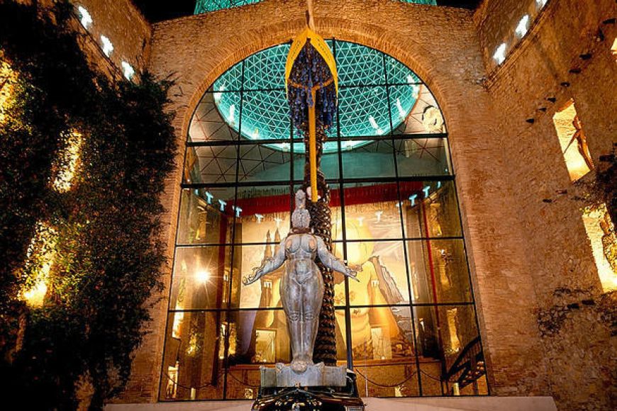 Fa 25 anys que el Teatre-Museu Dalí obre a les nits d'estiu Fa 25 anys que el Teatre-Museu Dalí obre a les nits d'estiu