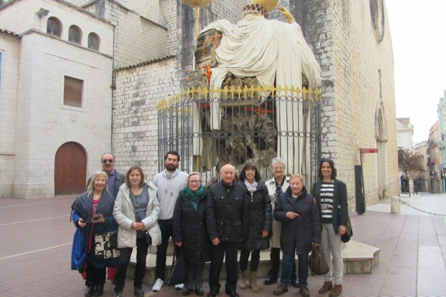 Els Amics davant de l'estatua d'homenatge a Francesc Pujols
