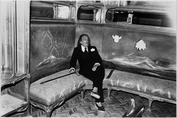 Salvador Dalí assegut al sofà-aparador gaudinià del Teatre-Museu Dalí