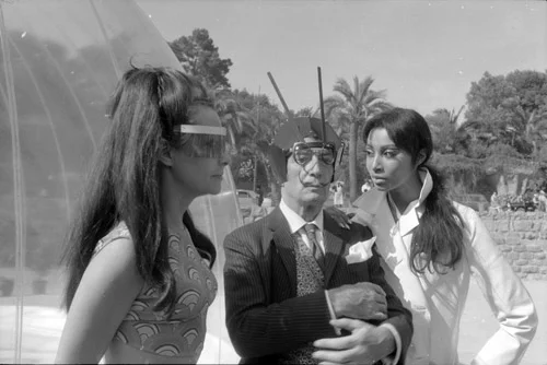 Performance de Salvador Dalí al Park Güell l’any 1966