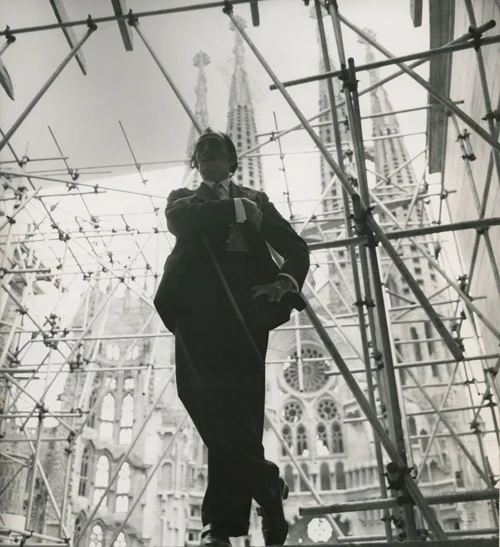 Salvador Dalí davant de la façana del Naixement de la Sagrada Família