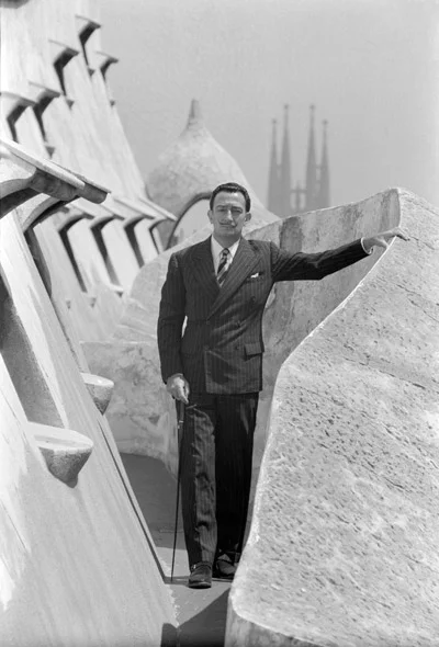 Salvador Dalí al terrat de La Pedrera amb la Sagrada Família al fons