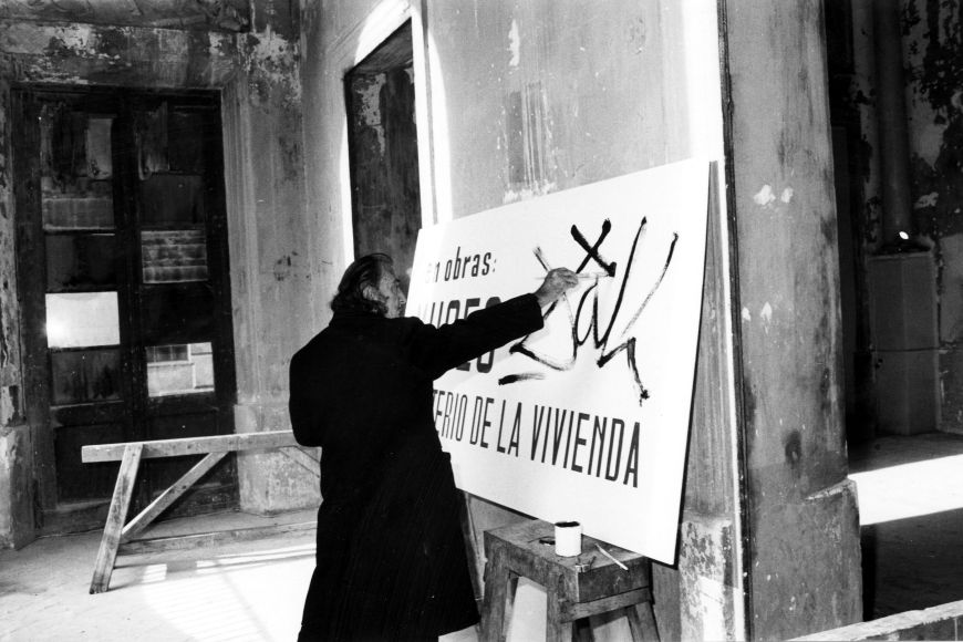 Salvador Dalí pintant el cartell que anuncia les obres del Teatre-Museu, 1970 | © © Melitó Casals, «Meli»/ Fundació Gala-Salvador Dalí, Figueres, 2021 Drets d’imatge de Salvador Dalí reservats. Fundació Gala-Salvador Dalí, Figueres, 2021