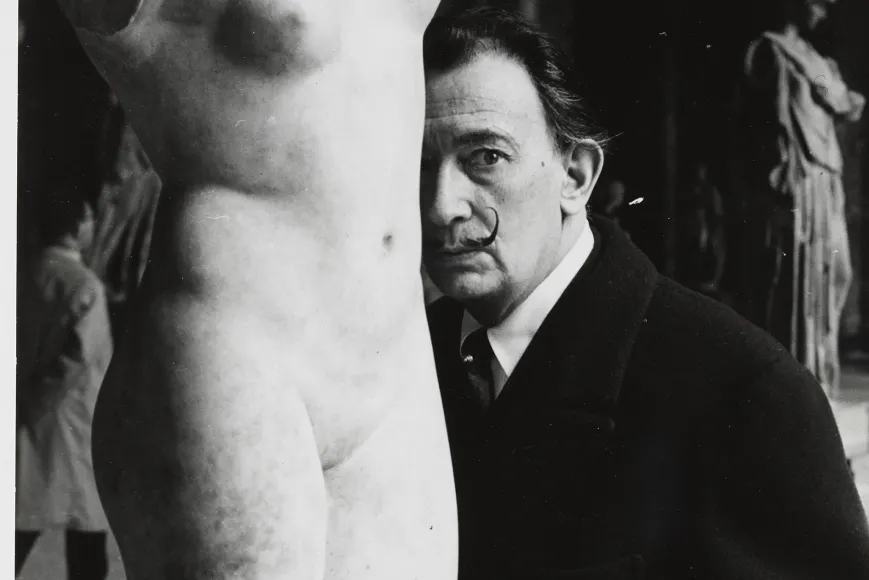 Salvador Dalí visitant les sales d’escultures gregues al Museu del Louvre de París, c. 1965 | © Atlantic Press. Drets d’imatge reservats. Fundació Gala-Salvador Dalí, Figueres, 2024. Salvador Dalí visitant les sales d’escultures gregues al Museu del Louvre de París, c. 1965 | © Atlantic Press. Drets d’imatge reservats. Fundació Gala-Salvador Dalí, Figueres, 2024.