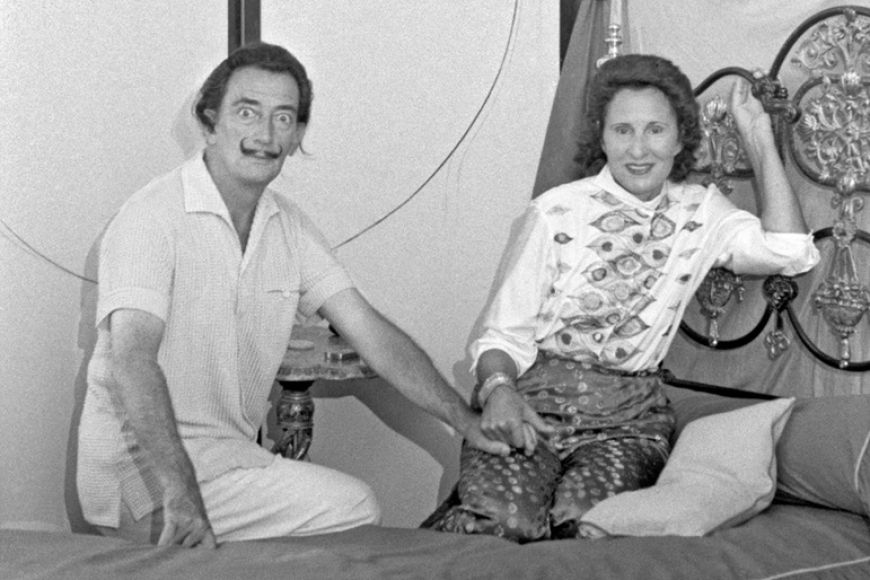 Salvador Dalí i Gala en su casa de Portlligat, 1958 | © R. Descharnes / © Descharnes & Descharnes sarl 2024. Drets d’imatge de Salvador Dalí i Gala reservats. Fundació Gala-Salvador Dalí, Figueres, 2024. Salvador Dalí i Gala en su casa de Portlligat, 1958 | © R. Descharnes / © Descharnes & Descharnes sarl 2024. Drets d’imatge de Salvador Dalí i Gala reservats. Fundació Gala-Salvador Dalí, Figueres, 2024.