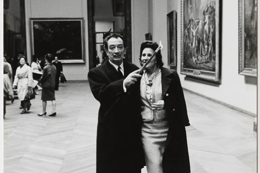 Salvador Dalí i Gala visitant la sala dedicada al Neoclassicisme al Museu del Louvre París, c. 196 | © Atlamtic Press. Salvador Dalí i Gala visitant la sala dedicada al Neoclassicisme al Museu del Louvre París, c. 196 | © Atlamtic Press.
