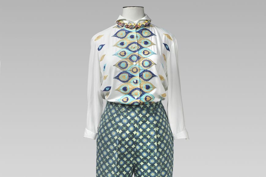 Oleg Cassini (New York). Brusa, c. 1958. White Stag (Portland). Pantalons, 1950s. Collaret amb flors d’esmalt, s. XX