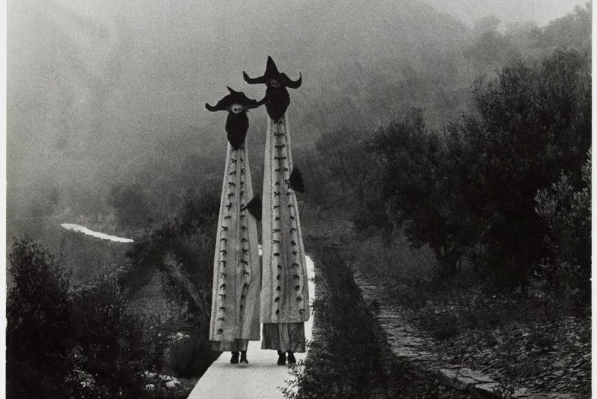 Oriol Maspons/Julio Ubiña, Desfilada dels gegants a la Via Làctia de la casa de Portlligat, 1960Ç | © O. Maspons/ Fundació Gala-Salvador Dalí, Figueres, 2020 Oriol Maspons/Julio Ubiña, Desfilada dels gegants a la Via Làctia de la casa de Portlligat, 1960Ç | © O. Maspons/ Fundació Gala-Salvador Dalí, Figueres, 2020