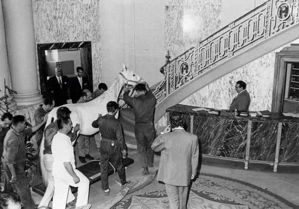 Treballadors amb el cavall taxidermitzat al vestíbul de l’hotel Ritz, 1971