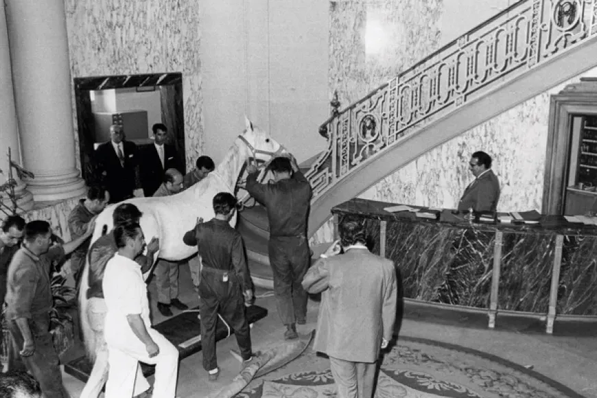 Treballadors amb el cavall taxidermitzat al vestíbul de l’hotel Ritz, 1971 Treballadors amb el cavall taxidermitzat al vestíbul de l’hotel Ritz, 1971